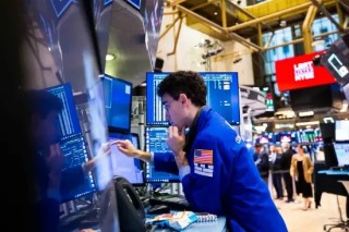 收盘：美股收高纳指上涨2.3% 特朗普关税立场软化