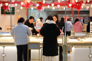 全球贵金属市场集体狂欢，国内金饰克价涨破1400元！消费者：买的黄金产品还没发货，就开始涨价，网友热议