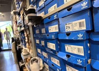 “对等关税”政策刚满月 美国人从头到脚受打击