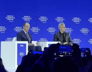 直击达沃斯｜黄仁勋：AI是历史上最容易使用的软件，开放模型有助于缩小数字鸿沟