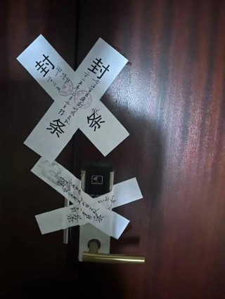 “经理倒在电梯里身亡，董事长再度被羁押”