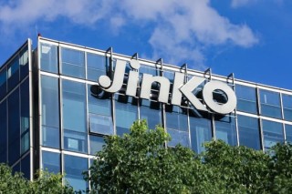 千亿光伏“出货王”，双线鏖战