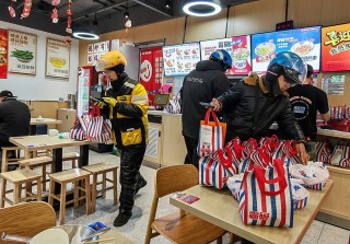 观察｜“外卖大战”两个季度三巨头烧钱近800亿元，能否带来良性竞争