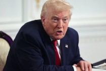 美国白宫抨击三家媒体对“非法命令”相关视频的报道