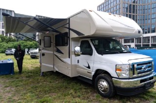 露营车制造商温尼贝戈因下调业绩展望下跌近3%