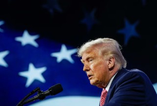 伊朗战事爆发满月，特朗普称霍尔木兹海峡为“特朗普海峡”