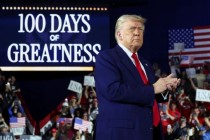 特朗普在就职100天集会上自吹自擂，并再次批评鲍威尔