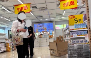 清仓甩卖、货架空空……万宁闭店前夜，谁在抢购“最后的港妆”？