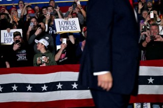 特朗普欲将选民注意力重新聚焦经济领域，此举或令其追悔莫及