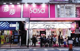 清仓甩卖、货架空空……万宁闭店前夜，谁在抢购“最后的港妆”？