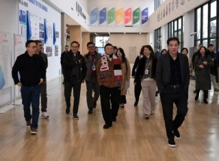 马云现身杭州云谷学校交流AI，蔡崇信、吴泳铭等阿里核心管理层罕见聚齐