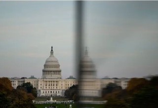 美政府“停摆”将破纪录！纳指跌近500点，比特币跌破10万美元，加密货币超40万人爆仓