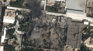 卫星图像：哈梅内伊官邸内多栋建筑遭严重损毁