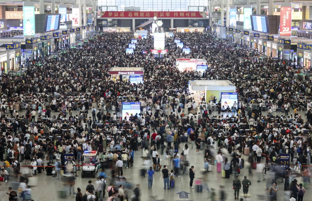 最火“五一”预订！小长假前两日多地接待游客量两位数增长，出境游订单井喷  第1张
