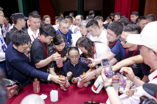茅台股东大会结束，张德芹成关注重点，大批股东带“蛇茅”求亲笔签名  第1张