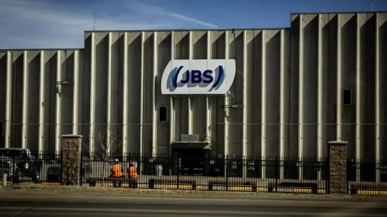 陷入丑闻的巴西肉类巨头JBS在美上市 首日开盘报13.65美元  第1张