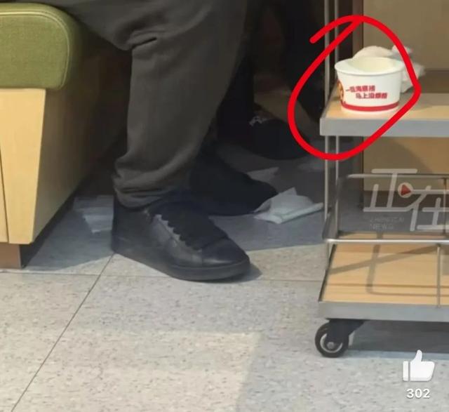 事发海底捞！一家长用纸碗接小孩尿后放餐车，被邻桌投诉“一股味”  第2张