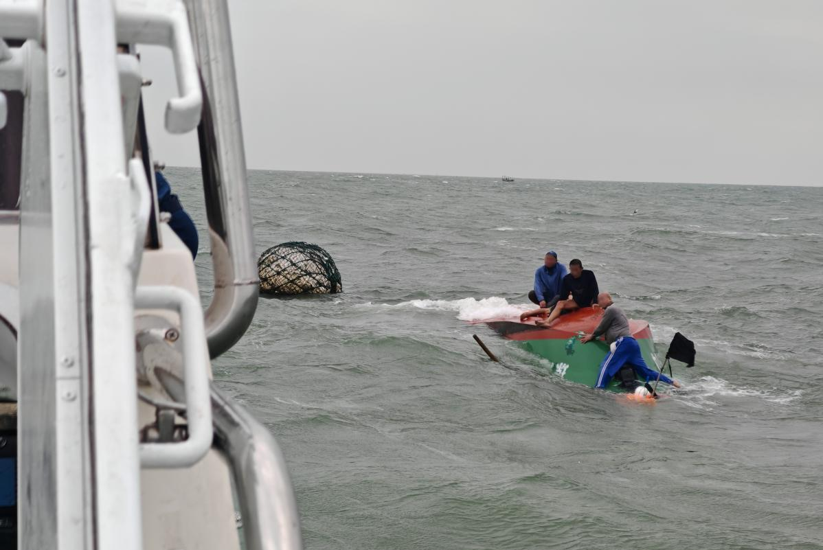 风浪致渔船倾覆 中国海警局南海分局紧急救4人  第2张