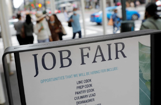 美国企业裁员人数增加三倍，AI带来劳动力市场转折点  第1张