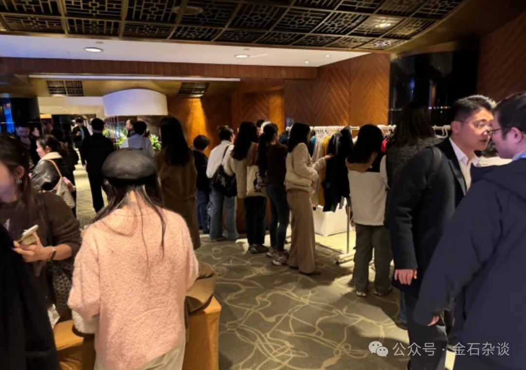 惨！申万策略会公开卖户外羊毛服饰，最贵180元，这家公司曾被立案  第3张