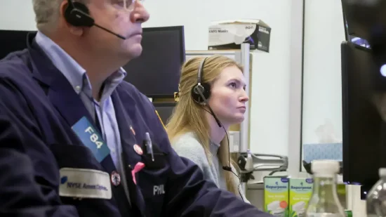 尾盘：美股继续下滑 道指下跌约350点  第1张