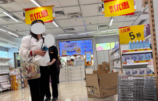 清仓甩卖、货架空空……万宁闭店前夜，谁在抢购“最后的港妆”？  第1张