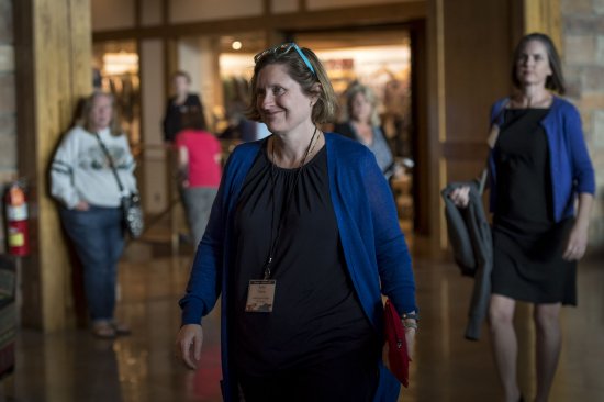 费城联储行长：预计2026年晚些时候将小幅降息  第1张