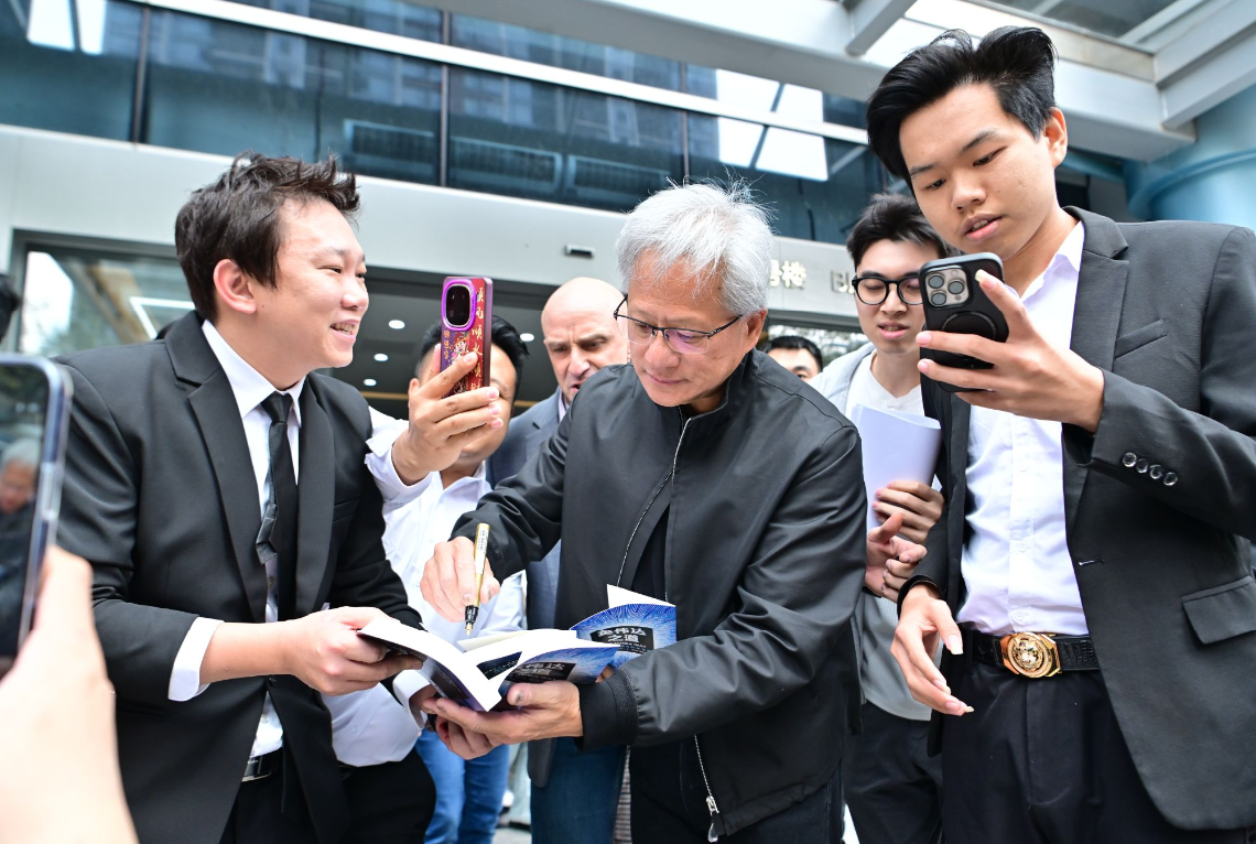 黄仁勋现身英伟达深圳公司楼下 参加年会并“逛吃”  第1张