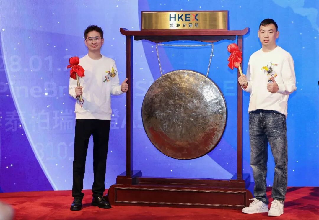 从街边小店到港交所：鸣鸣很忙用九年织就一张2万家店的“零食普惠网”  第1张