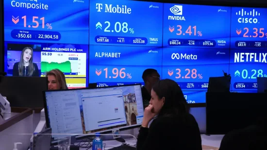 午盘：道指逼近50000点大关  第1张