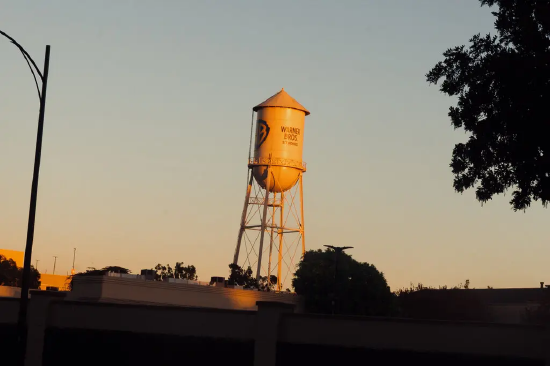 消息称华纳兄弟探索考虑重启与派拉蒙并购谈判  第1张