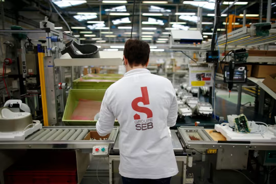 特福锅具制造商赛博集团将裁员7%，称得益于AI效率提升  第1张