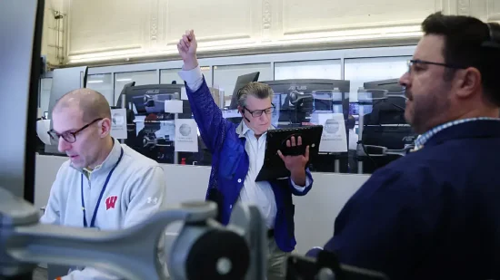 早盘：美股走低 道指下跌200点  第1张