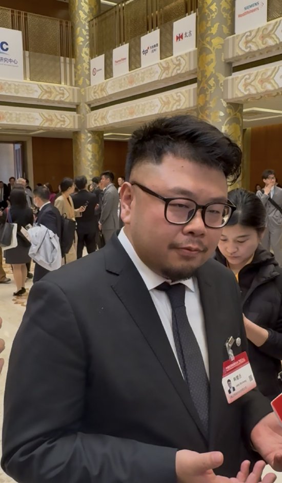 强脑科技韩璧丞：感谢马斯克与奥特曼 未来残疾人可以用意念打字  第1张