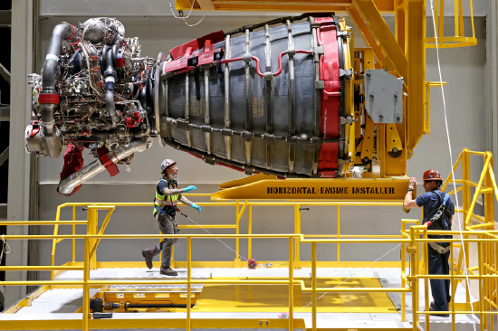 为NASA月球飞越任务打造的322英尺高火箭  第2张